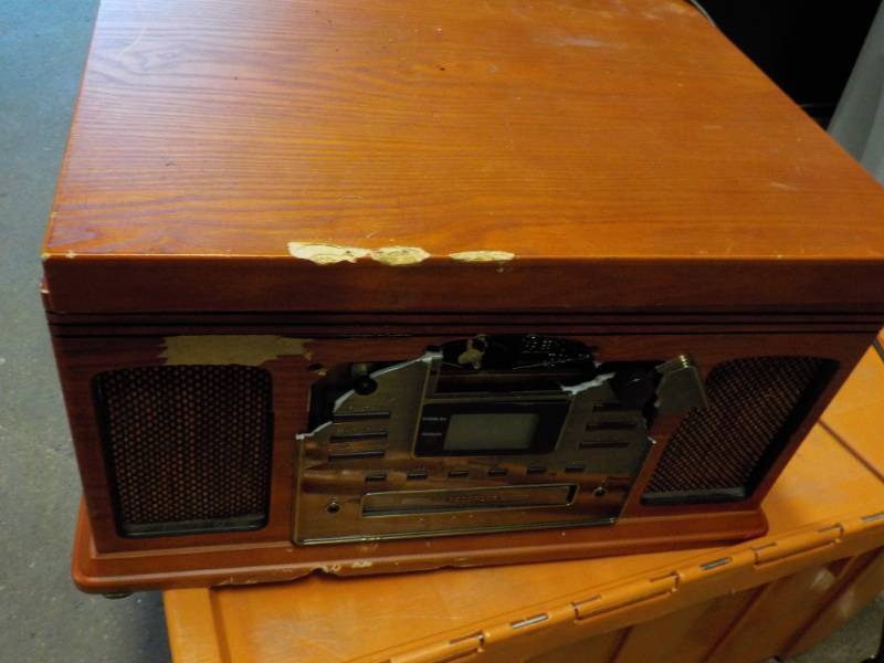 lot 402 image: Crosley Radio and Record Player ha...