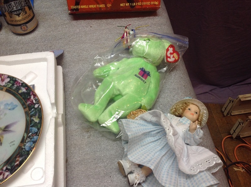 lot 166 image: Collectibles