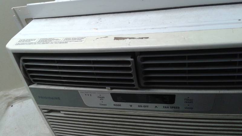 lot 14 image: Frigidaire 12,000btu Window Air Conditioner, Used, Works