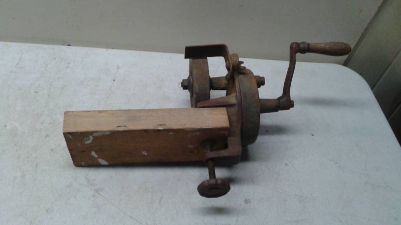 lot 38 image: Antique Hand Crank Grinder, Works