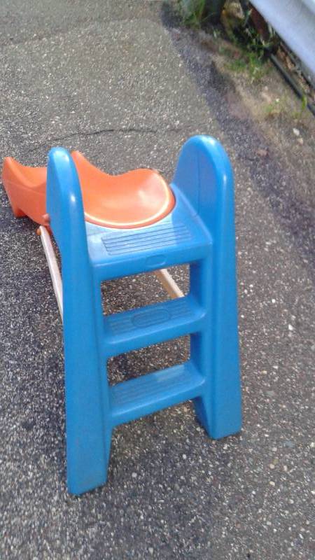 lot 73 image: Small Kids Play Plastic Slide