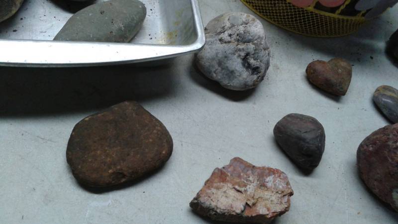 lot 86 image: Lot Of Different Collectible Rocks, Some Agates