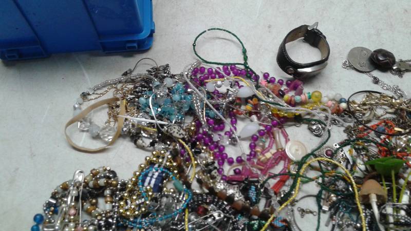 lot 99 image: Lot Of Tangled Costume Jewelry