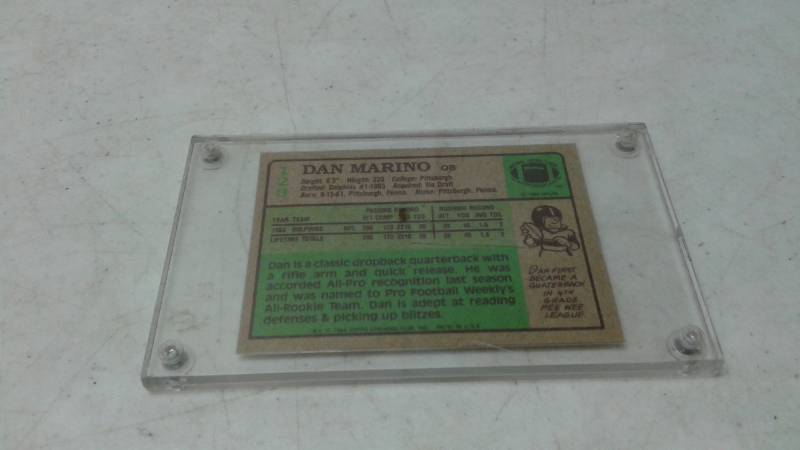 lot 104 image: 1985 Topps Dan Marino Rookie Card