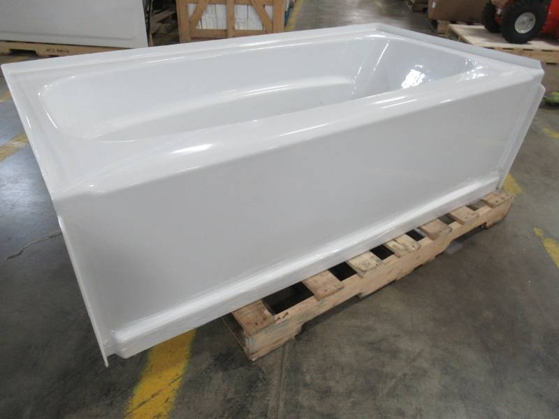 lot 29 image: Delta Classic 40034L 5 ft. Left-Hand Drain Acrylic Soaking Tub in High Gloss White - In nice condition.