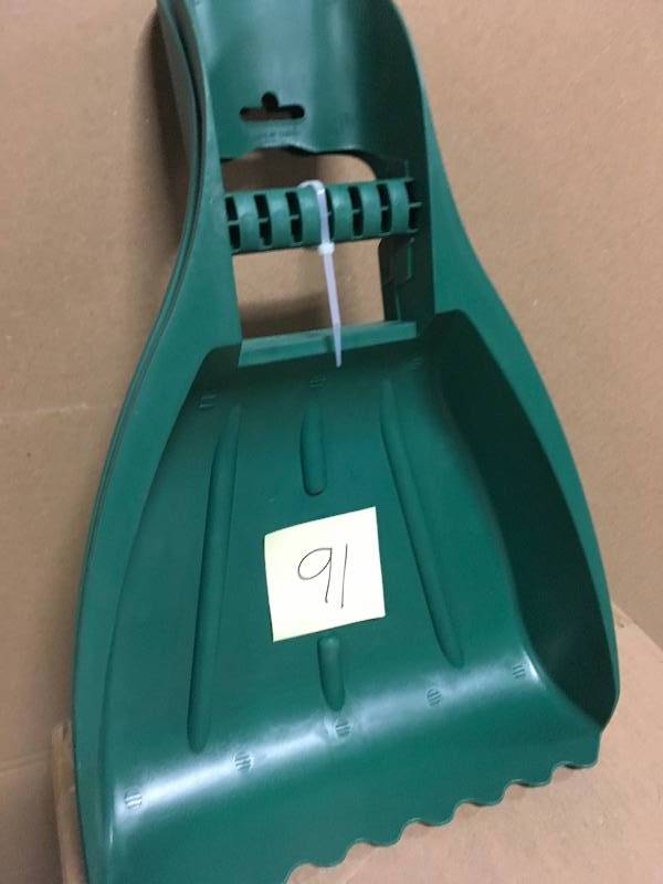 GREEN SCOOP FOR GRASS in good condition
