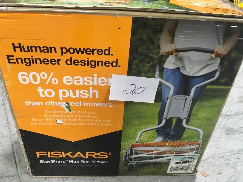 lot 20 image: Fiskars 18 in. Cut Manual Push Non-Electric Walk Behind Reel Mower in good condition