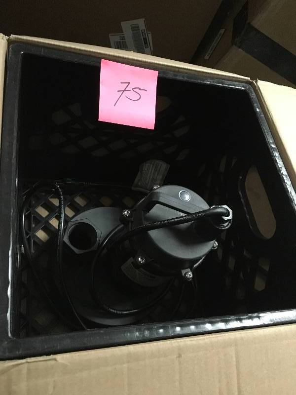 lot 75 image: Everbilt 14 HP Submersible Utility Pump missing hose and tips  not in good conditions