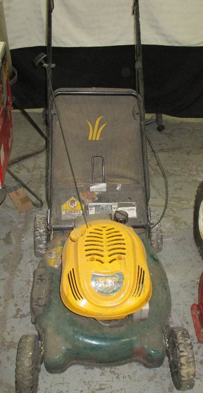 lot 4 image: Yardman 21 cut Lawnmower