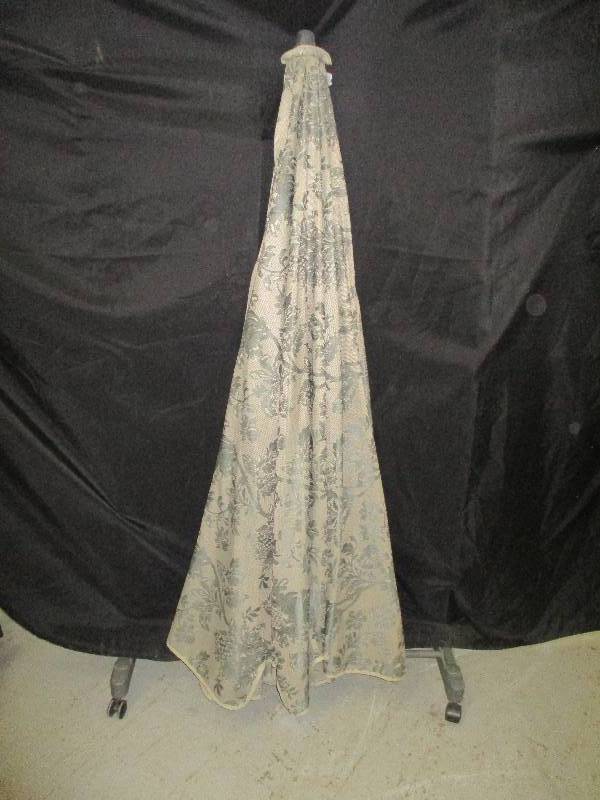 lot 42 image: Unused Unbrella Tags still on It