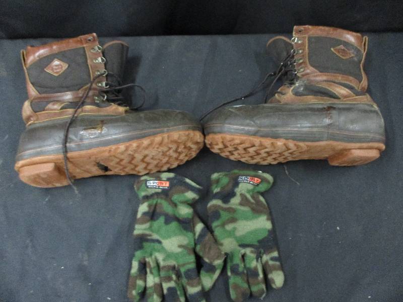 lot 66 image: Thinsulate Siz 10 Boots and Cammo Gloves