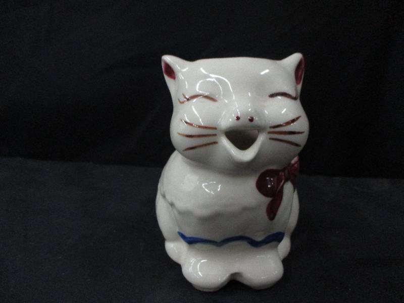 lot 79 image: Shawnee Puss and Boots Creamer