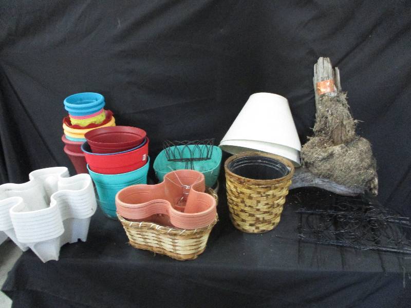 lot 81 image: Lots of Flowerpots and Gargen Stuff