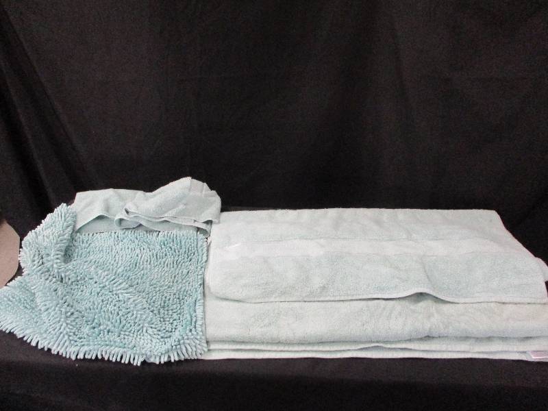 lot 137 image: 2 Bath Sheets, Two Hand Towels and matching rug
