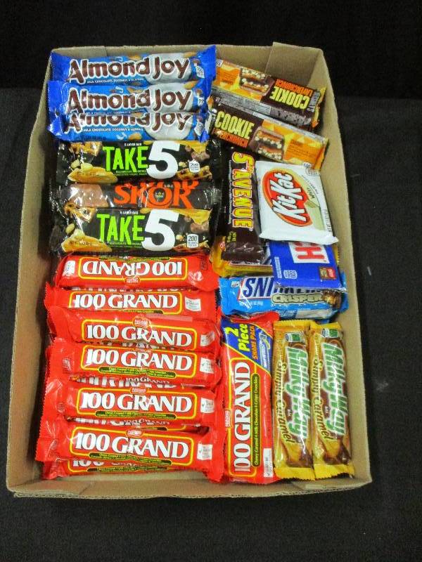 lot 183 image: 52 Various Candy Bars