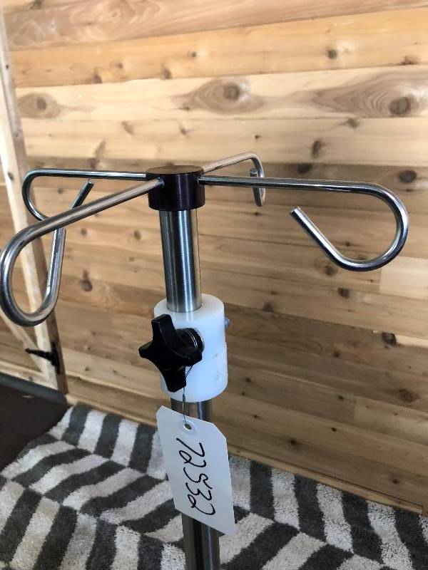 lot 17 image: Adjustable Telescoping Four Ram IV Pole - Many Possibilities With This Mobile Hook & Pole
