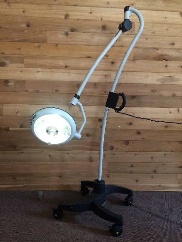 lot 15 image: WOW MSRP $1500 Stryker Visum 300 Medical Surgical Exam Light Procedure Floor Lamp W Swing Arm - Excellent Working Condition