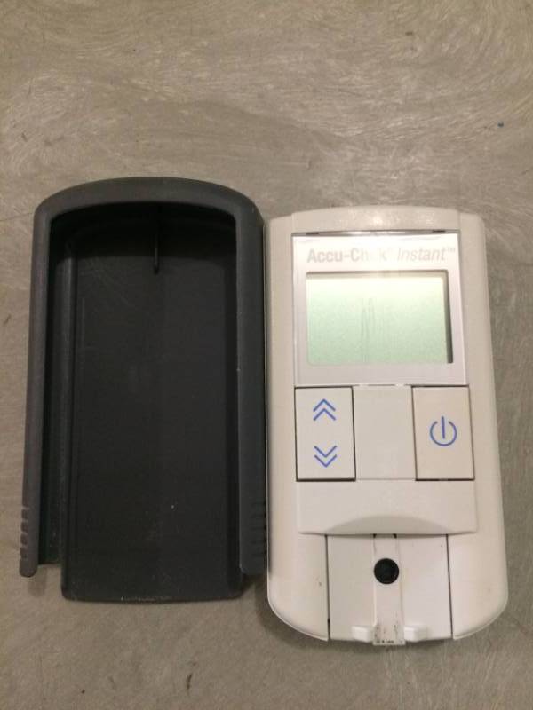 lot 56 image: Accu-chek instant Model no 914 6 volts Advantage Blood Glucose Meter MGD