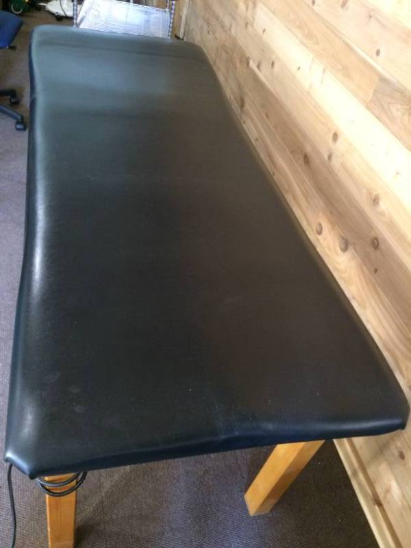 lot 90 image: Treatment Table With Power Strip Plug In - Nice Condition