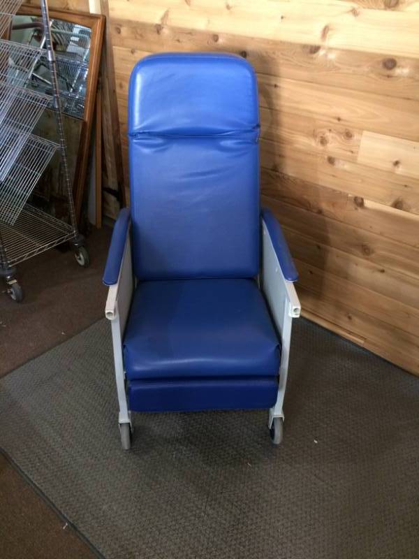 lot 7 image: Lumex Mobile Hospital Reclining Cushioned Geri Chair - Nice Condition