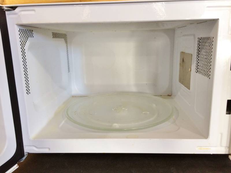 lot 28 image: Sharp 1.1 Cu.ft., 1000w Touch Mid-size Countertop Microwave - Single - 1.10 Ft - 1 Kw - Smooth White - Works Great But Need A Little Cleaning Inside