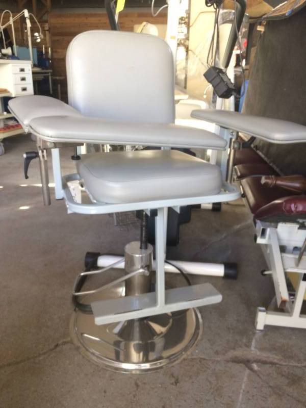 lot 68 image: Retails New $1500 Height Adjustable Arms & Seat Hydraulic Multi-Positional Phlebotomy Chair Padded Blood Drawing Donor Seat - Many Uses Including Manicures Tattoo Ink & Henna Artists Nice Condition - Arms Are Both Removable