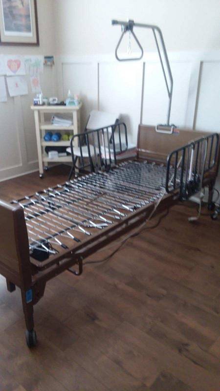 lot 78 image: Super Nice&nbspFully Electric Power Head Knee Adjustable Hospital In Home Patient Care Bed Includes Heavy Duty Lift Up Hand Held&nbspTrapeze&nbspBar (removable), Removable Side Rails & Handheld Remote Control - Great Working Condition