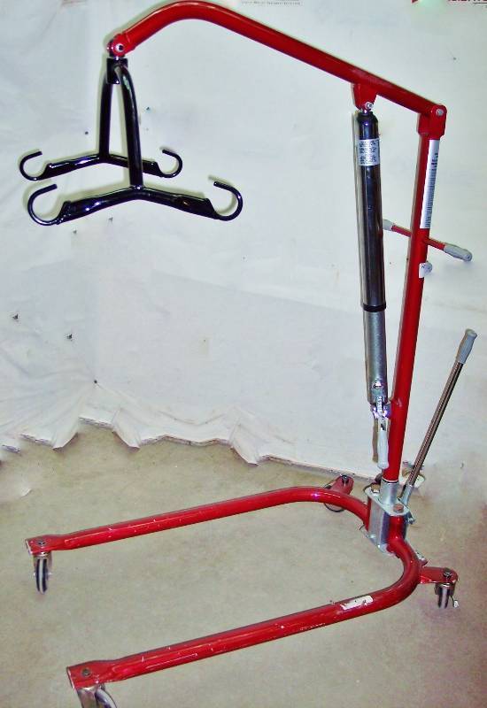 lot 76 image: Medical Mobile Hoyer Haudraulic Patient Lift Hydraulic Bedside Hoist On Wheels Includes New In Package Large Size Sling - Many Uses For This Lift - Mechanics, Veterinary Clinics, Etc.