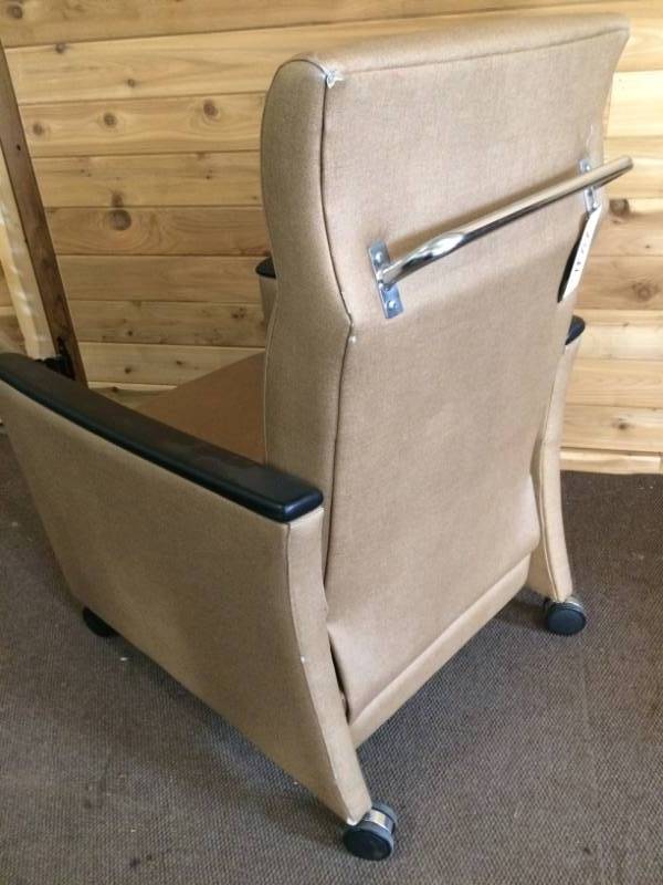 SUPER NICE MOBILE PATIENT CARE RECLINER GERI CHAIR THIS ONE BLENDS