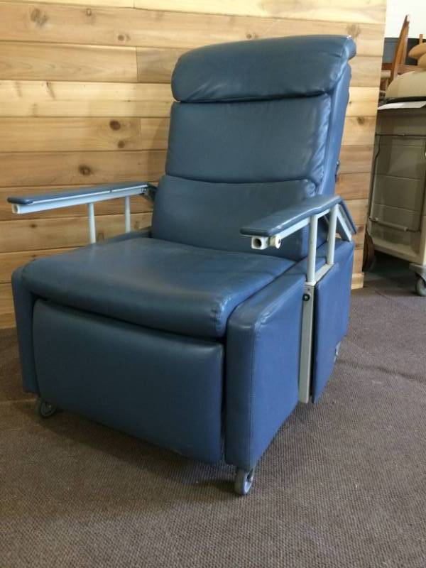lot 5 image: Patient Mobile Heavy Duty Care Recliner - Has A Small Hole On Right Side Of Arm 
