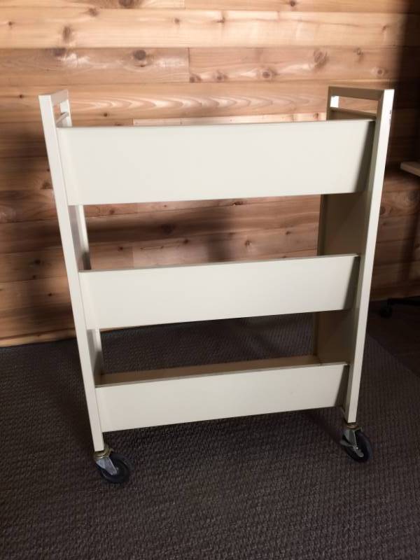 lot 43 image: Metal Mobile Resource Book Cart