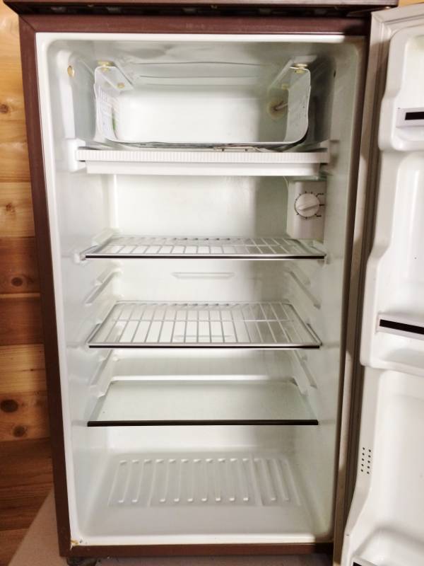 lot 44 image: Sanyo Electric Mini Refrigerator - Clean Inside - Outside Could Use Clean Up