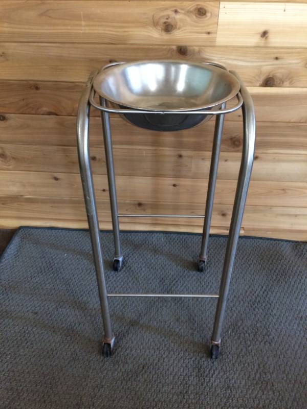lot 51 image: Smith & Nephew Stainless Steel Surgical Stand and Bowl