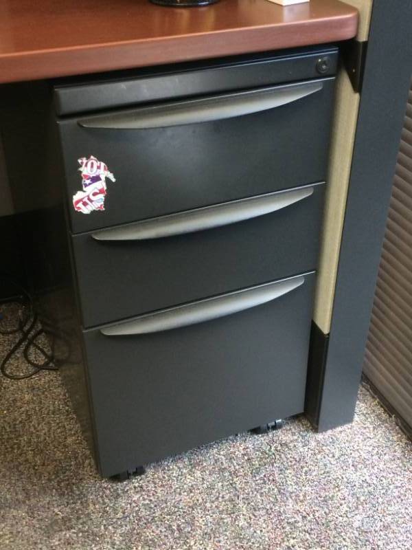 lot 10 image: HIGH QUALITY STEELCASE Heavy Duty Mobile Ped&nbsp3 Drawer On Wheels Steel Filing Cabinet - Excellent condition
