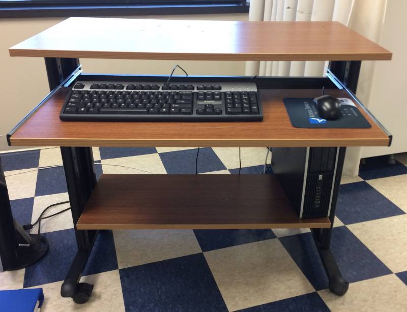 lot 15 image: SAFCO MOBILE COMPUTER DESK - EXCELLENT CONDITION