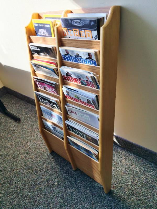 lot 22 image: WALL MOUNTED WOOD MAGAZINE RACK - EXCELLENT CONDITION
