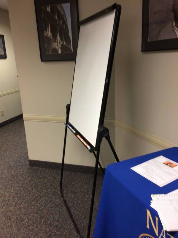 lot 25 image: QUARTET PORTABLE DRY ERASE BOARD ON STAND - EXCELLENT CONDITION