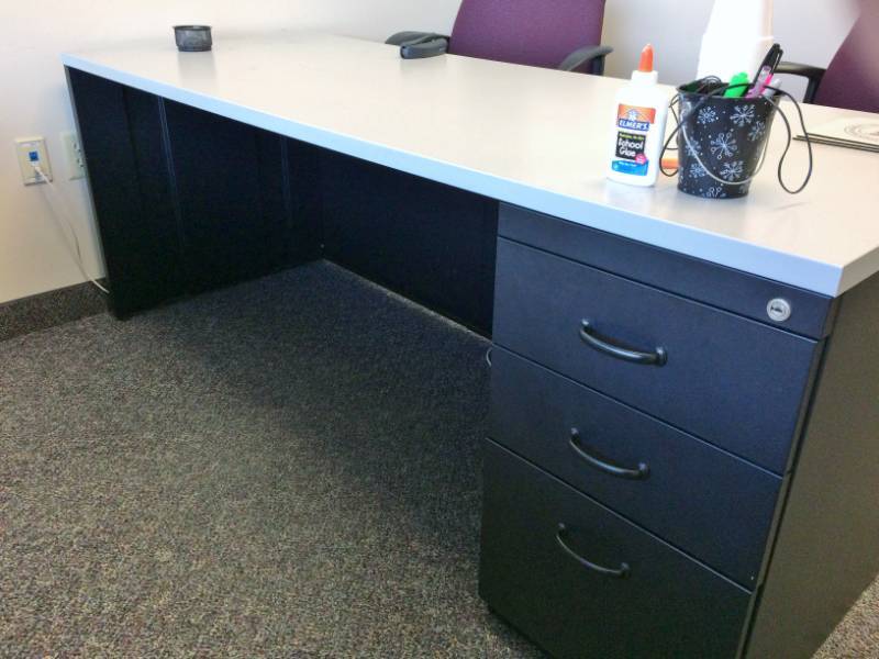 lot 39 image: HIGH QUALITY STEELCASE Desk With 1-3 Drawer Filing Cabinet & 1-2 Drawer Filing Cabinet Excellent Condition - Contents Not Included Approx 5 x 30