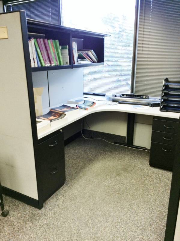 lot 49 image: SET OF TWO HIGH QUALITY STEELCASE CUBICLES WITH TWO EXECUTIVE STYLE FULL WORKSTATIONS - EXCELLENT CONDITION - PLEASE SEE DESCRIPTION & PICTURES FOR MEASUREMENTS AND DETAILS