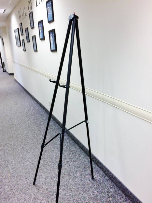 lot 49 image: Collapsible Easel