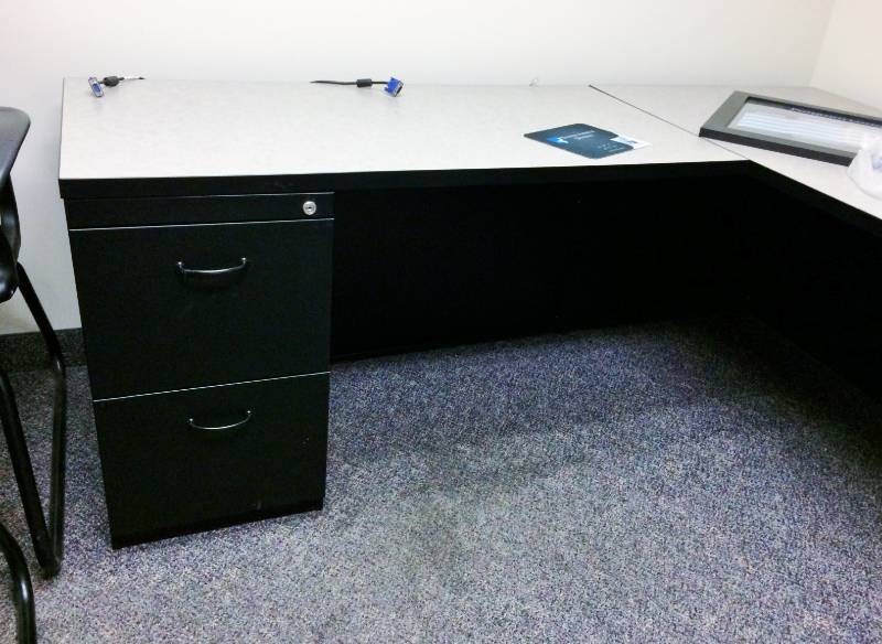 lot 51 image: Steelcase Corner Desk Workstation With 2 & 3 Drawer Filing Cabinet - 6 Both Ways To Wall