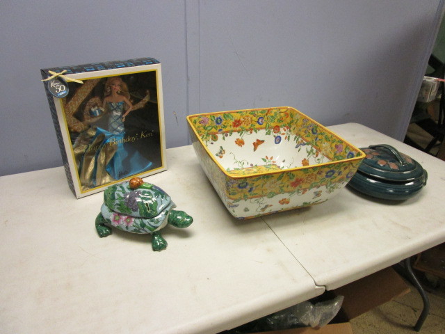 CERAMIC SERVING BOWL, DECORATIVE CHINA AND A COLL