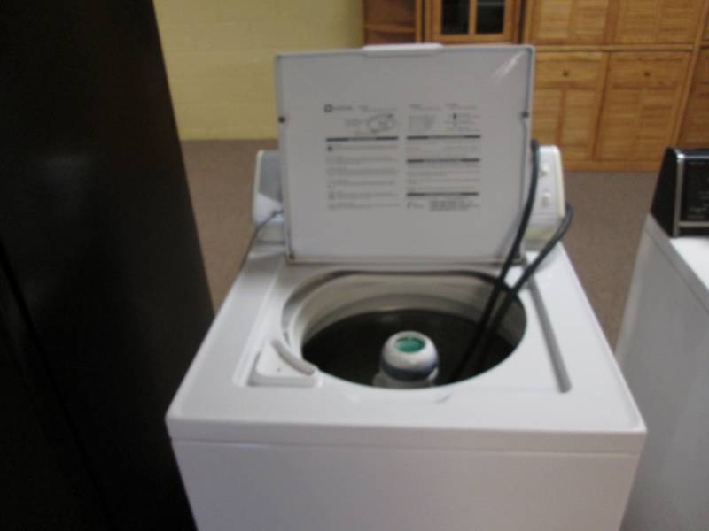 lot 4 image: Maytag top load washer...
