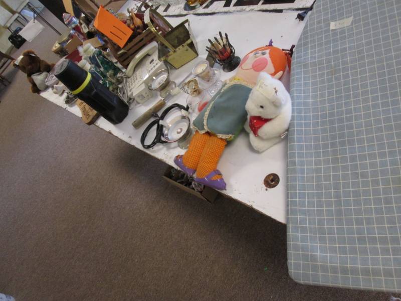 lot 11 image: Lot of household and decorative ite...