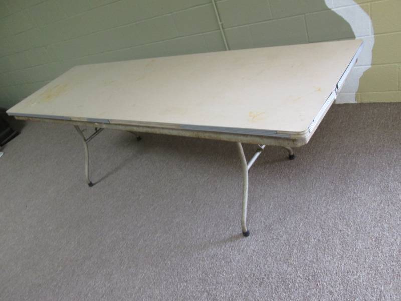 lot 22 image: 8 folding table...