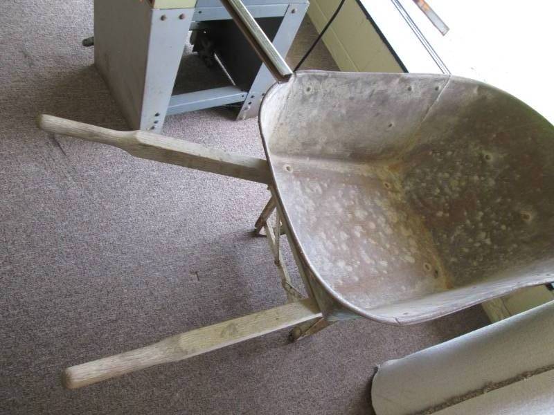 lot 26 image: Sturdy metal construction wheelbarr...