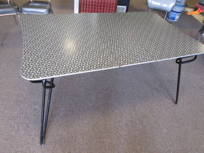 lot 45 image: Table with leaf, 58 total, 1 leaf...