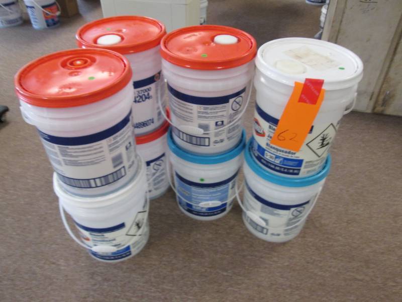 lot 62 image: 8 5 gallon pails with covers...