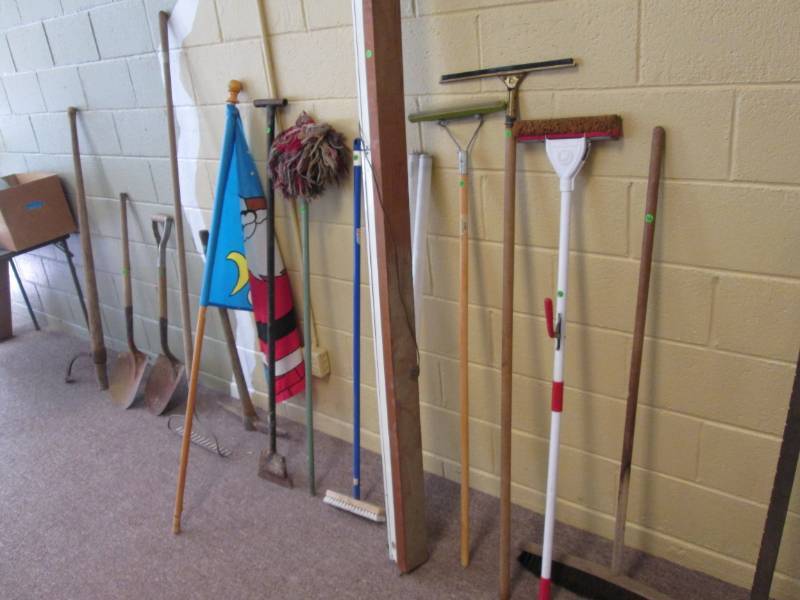 lot 91 image: Lot of tools...
