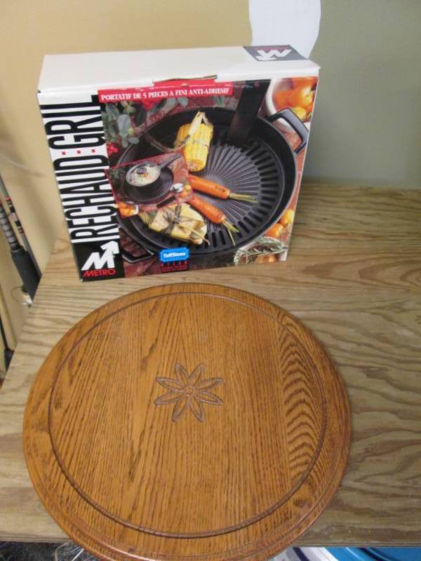 lot 101 image: Indoor grill and lazy susan...